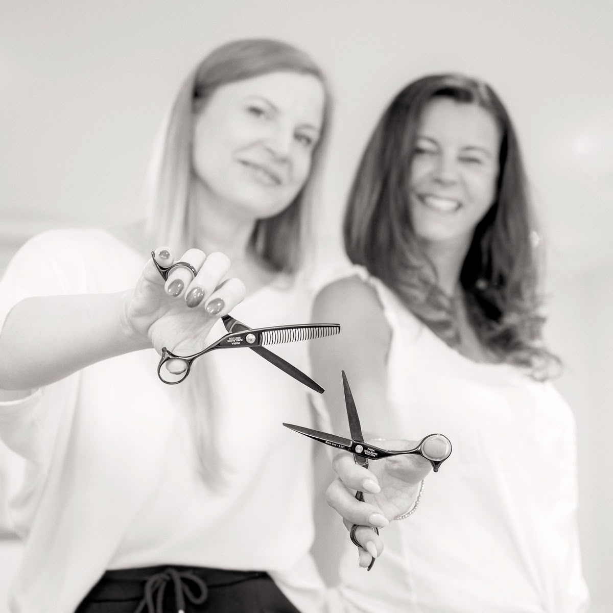 Margot Duch und Emily Sommerfeld mit ihren Scheren, HAAR(T)RAUM